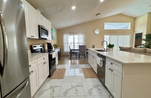 Lake Berkley Villa | 4701-Lake Berkley villa- Renovated 3 bed