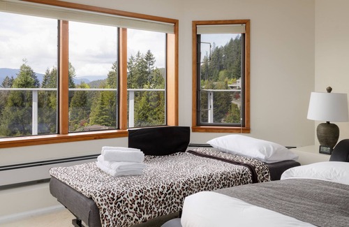 Caulfeild Apartment | 4780 North Wood Dr