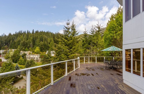 Caulfeild Apartment | 4780 North Wood Dr