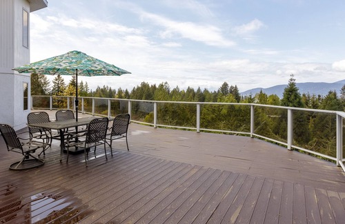 Caulfeild Apartment | 4780 North Wood Dr