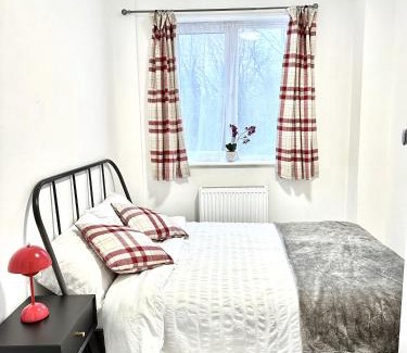 Coventry House | 4B4B Entire House Sleeps 11 Driveway Parking near Coventry University and City Centre