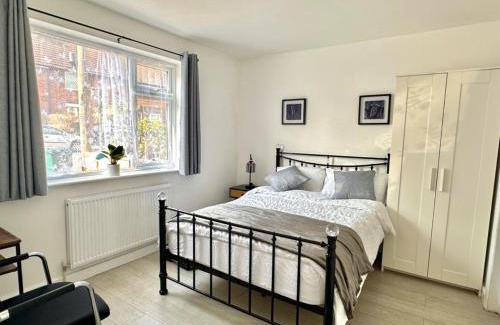 Coventry House | 4B4B Entire House Sleeps 11 Driveway Parking near Coventry University and City Centre