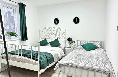 Coventry House | 4B4B Entire House Sleeps 11 Driveway Parking near Coventry University and City Centre