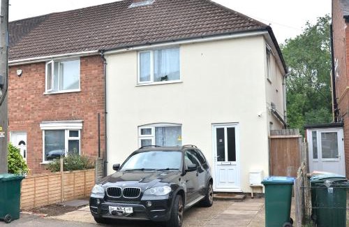Coventry House | 4B4B Entire House Sleeps 11 Driveway Parking near Coventry University and City Centre