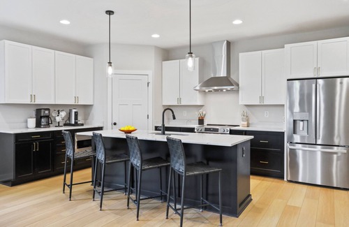 Mount Jackson House | 4BD Brand New - Modern & Spacious, Pet Friendly, Hot Tub, Mt View Retreat