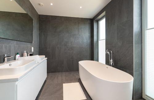 Kadriorg Apartment | 4bdr Modern and Stylish Apartment near Kadriorg with Free Parking