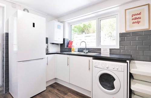 Castle House | 4BR-11Guests-Patio-FamilyFriendly-CityCentre-Beach