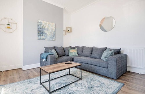 Castle House | 4BR-11Guests-Patio-FamilyFriendly-CityCentre-Beach