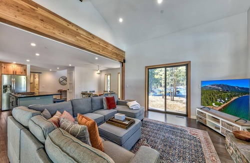 Tahoe Paradise House | 4BR-3BA Mountain Modern, Hot Tub, quiet wooded neighborhood next to river