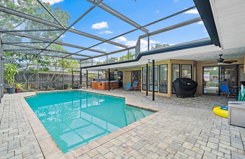 Clearwater House | 4BR 3BA pool house in Clearwater area (Misty)