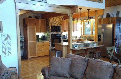 Boone Cabin | 4BR/3BA, views, deck, hot tub, pool table, walk to the New River