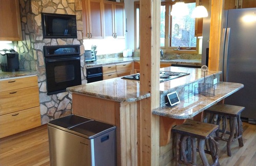 Boone Cabin | 4BR/3BA, views, deck, hot tub, pool table, walk to the New River