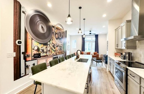 Hadley - Washington House | 4BR 4BA City Gem ROOFTOP Sleeps 12