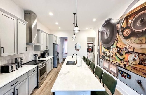 Hadley - Washington House | 4BR 4BA City Gem ROOFTOP Sleeps 12