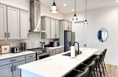 Hadley - Washington House | 4BR 4BA City Gem ROOFTOP Sleeps 12