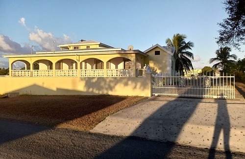 Hannah's Rest Villa | 4Br, 5Bath, 5 minutes to Beach AC Home