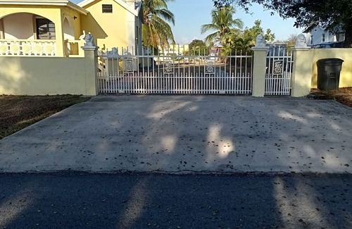 Hannah's Rest Villa | 4Br, 5Bath, 5 minutes to Beach AC Home