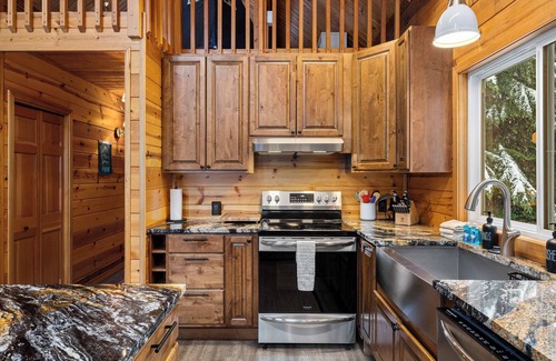 North Bend House | 4BR Alpine Retreat on Creek, Near Hiking & Biking