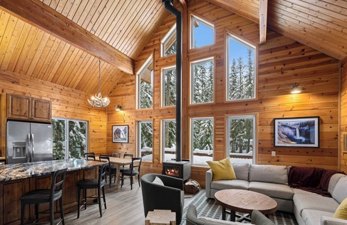 North Bend House | 4BR Alpine Retreat on Creek, Near Hiking & Biking