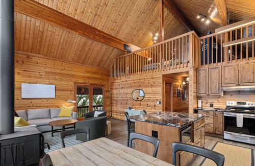 North Bend House | 4BR Alpine Retreat on Creek, Near Hiking & Biking