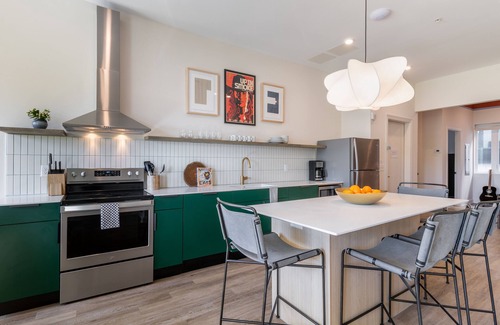 Buena Vista Apartment | 4BR Bachelor Pad w/2 Living Rooms, Game Room & Balcony Near Broadway