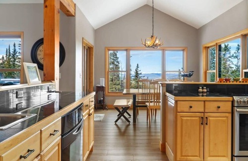 Quandary Village House | 4BR Blue River Retreat w/Hot Tub!