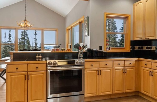 Quandary Village House | 4BR Blue River Retreat w/Hot Tub!