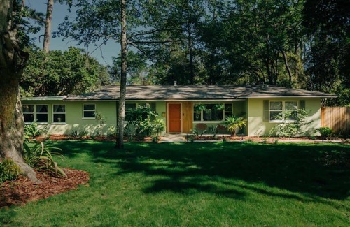 Duckpond House | 4BR Boho Oasis w/Mini Golf & Games!