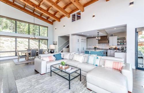 Bailey House | 4br Cabin W Hot Tub & Putting Green
