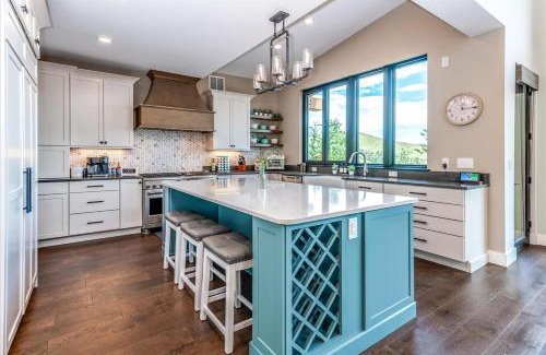 Bailey House | 4br Cabin W Hot Tub & Putting Green