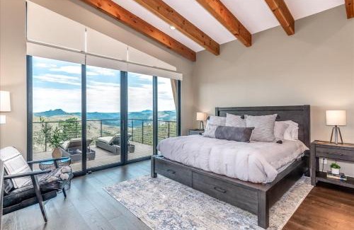Bailey House | 4br Cabin W Hot Tub & Putting Green