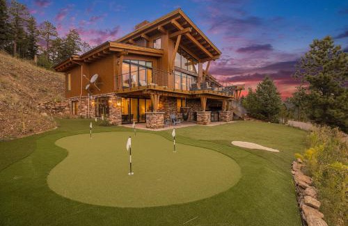Bailey House | 4br Cabin W Hot Tub & Putting Green