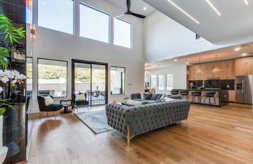 Northwest Dallas House | 4BR Central Luxury Home EV Charger & Yard