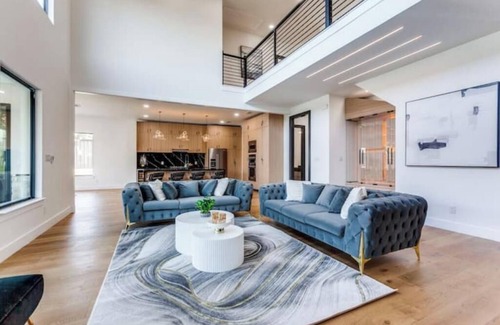 Northwest Dallas House | 4BR Central Luxury Home EV Charger & Yard