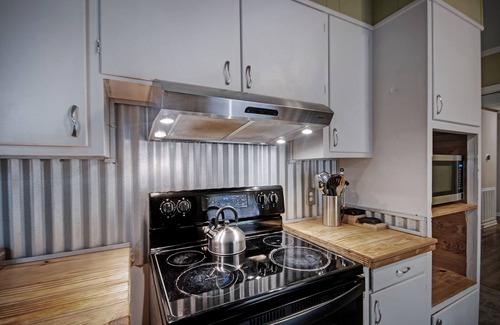 Jackson House | 4BR City Retreat w/Fire Pit, BBQ & Free Parking