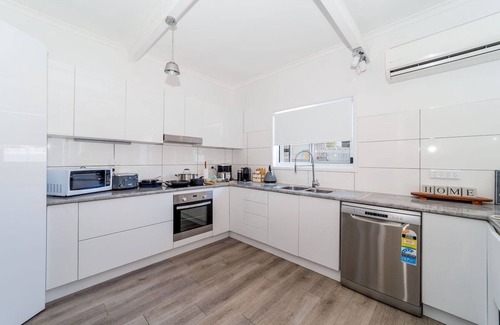 Pialba House | 4BR Coastal Retreat with Pool – Sleeps 10 – Family Friendly