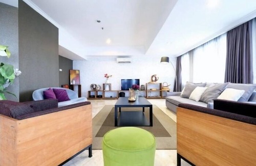 Tanjung Duren Utara Apartment | 4BR Cozy Tropical Retreat Penthouse