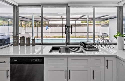 Miramar House | 4BR Getaway + Pool + Game Room, 18-mins to Oceann