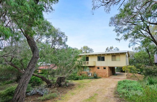 Dawesville House | 4BR home with estuary views nestled amongst native trees and flowers