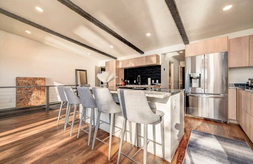 Jackson House | 4BR Lakeside Luxury | Hot Tub | Gameroom | Firepit