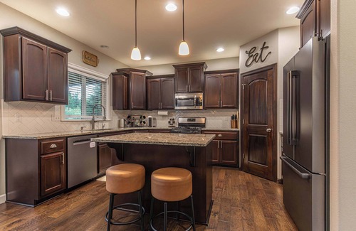 Pleasant Valley House | 4BR Retreat on Private Acre in Salmon Creek