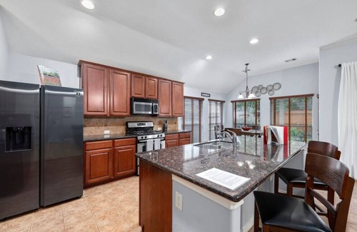Houston House | 4BR Sleeps 9, Foosball, Patio, Near Race Park