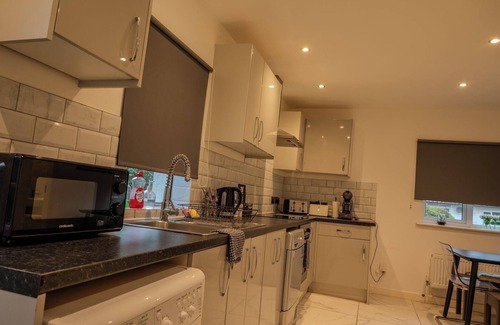 Bramcote House | 4br-sleeps8-privategarden-freeparking