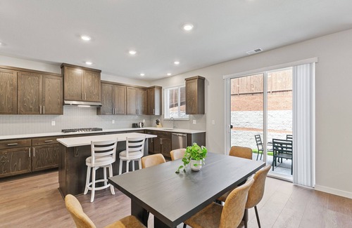 Bull Mountain House | 4BR Spacious Home｜Wifi｜Pet friendly｜EV Charger｜Garage #42375