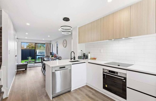 Auckland Apartment | 4BR Townhouse Perfect for Families I Zodiak Stays