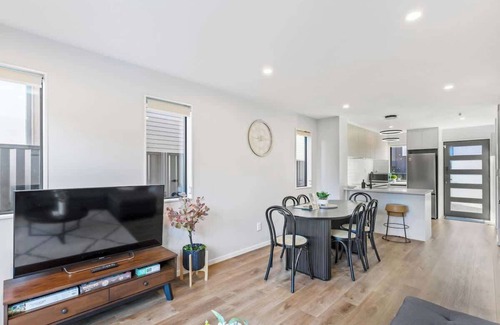 Auckland Apartment | 4BR Townhouse Perfect for Families I Zodiak Stays