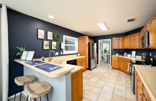 Woodridge House | 4BR Villa | Heated Pool, Hot Tub, BBQ + Game Room