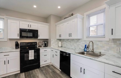 Merion Village House | 4BR w/Hot Tub + Patio | Walk to German Village