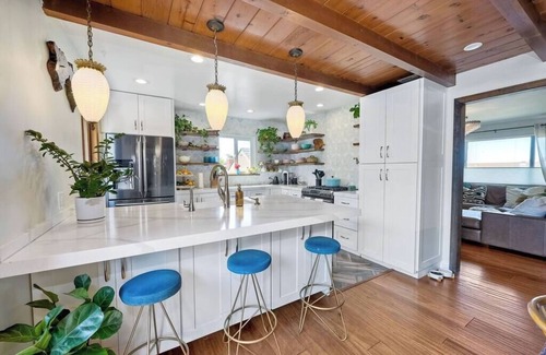 Loma Alta House | 4BR w/Saltwater Pool + Lanai and Bar | 2 Mi to Beach