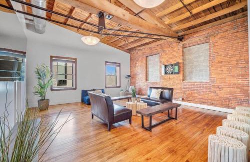 Norris Square House | 4K sqft LOFT Gym, TV Wall, Ping Pong and Pool Table